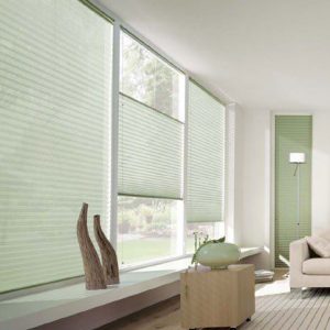 Estor plisado basic en ventana con tejado inclinado - Meraki Interiores Almendralejo