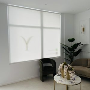Estor enrollable screen 1% instalado en ventana orientada al sur - Meraki Interiores Almendralejo