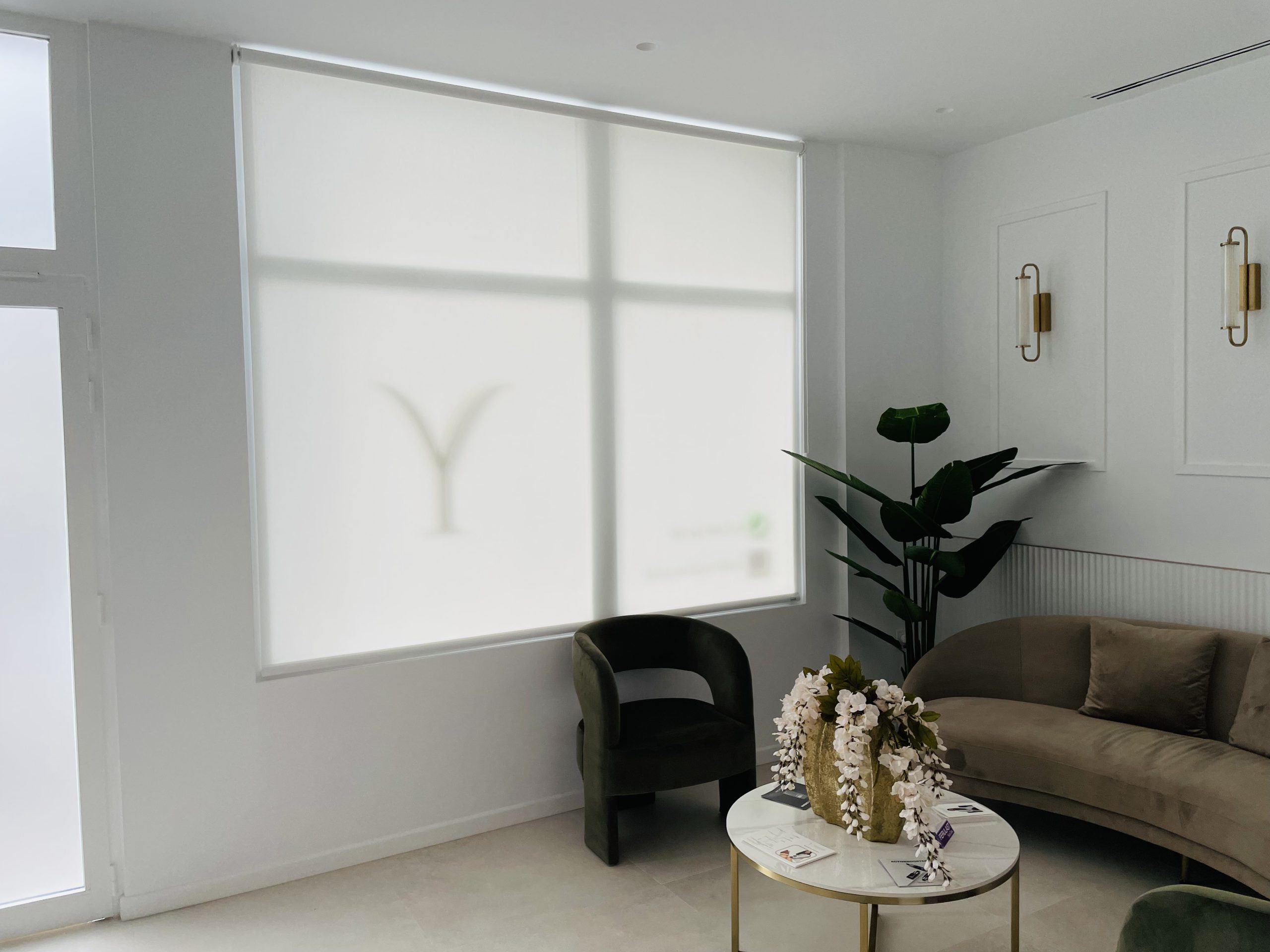 Estor enrollable screen 1% instalado en ventana orientada al sur - Meraki Interiores Almendralejo