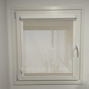Estor microluz screen en salón con incidencia solar directa - Meraki Interiores Almendralejo