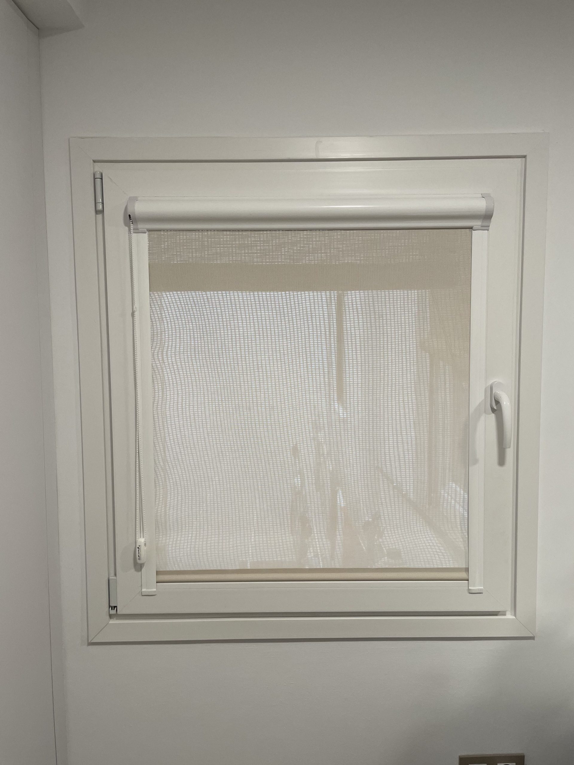 Estor microluz screen en salón con incidencia solar directa - Meraki Interiores Almendralejo